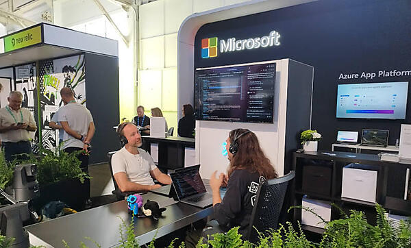 Microsoftのブース。ラジオ番組に模したスタイルで対話しながら解説