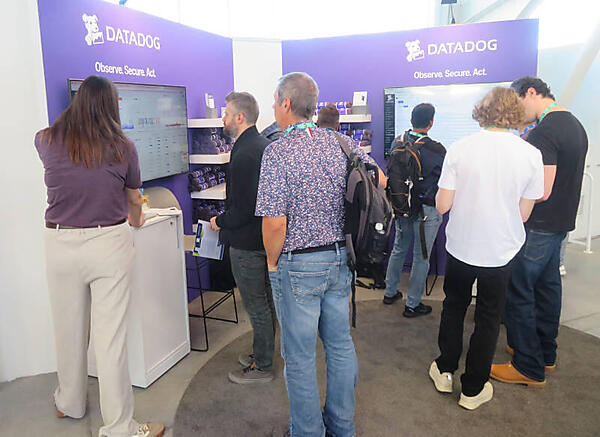 Datadogはお馴染みの縦長液晶を使わずに普通のスクリーンでデモを実施