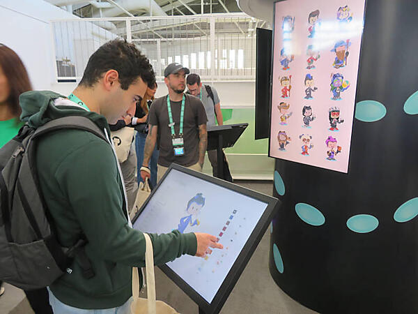 モナリザのステッカーをカスタマイズするためのブース