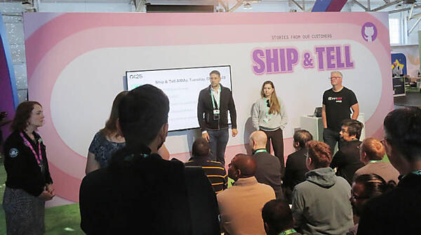 GitHubの顧客専用のミニステージ。椅子の数は20程度