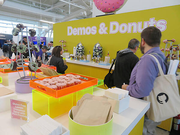 ミニステージの脇にはドーナツをピックアップできるコーナーが設置されている