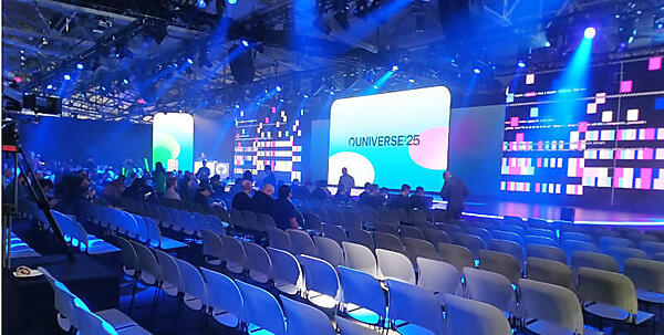 横長に構築されたキーノート会場