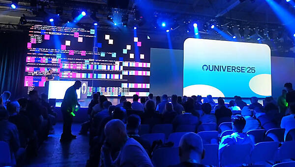 ステージ左側にDJブースがあり、ソースコードを変えてシンセサイザーを操作している