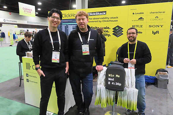 ClickHouseのブース。左側の男性が買収されたHyperDXの創業者、Mike Shi氏だ