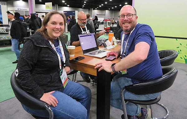 ノートPCを囲んで議論中をお邪魔して撮影。右がCEOのLiam Randall氏