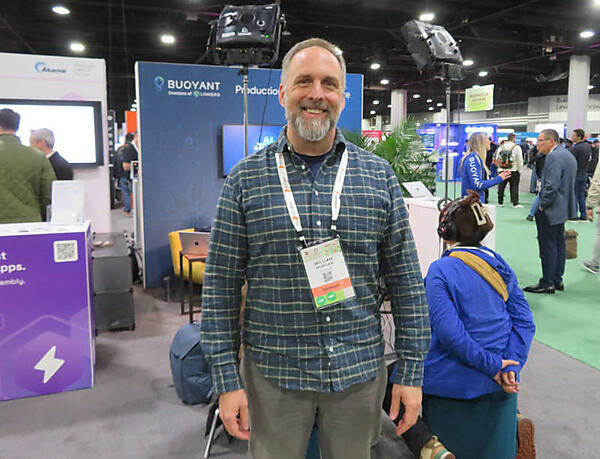 Linkerdの開発元、BuoyantのCEO、William Morgan氏。後ろはBuoyantのブースだ