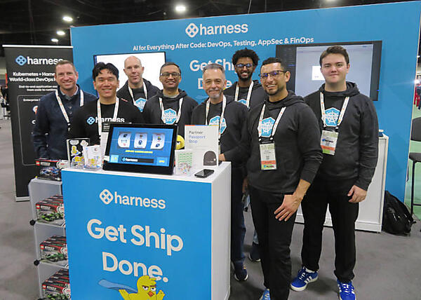 Harnessのブース。中央の人物がインタビューを行ったフィールドCTOのMartin Reynolds氏
