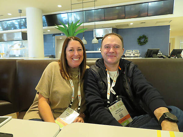 GitLabの広報担当、Christina Weaver氏（左）とEmilio Salvador氏（右）