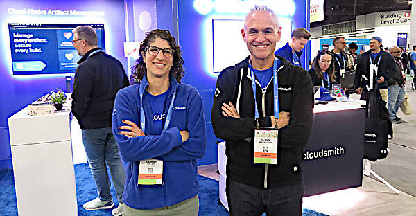 ブースでポーズをとるKelly氏（左）とWeinstein氏（右）