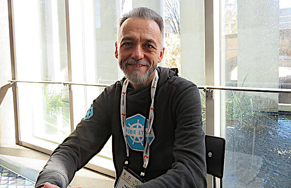 インタビューに応えるMartin Raynolds氏