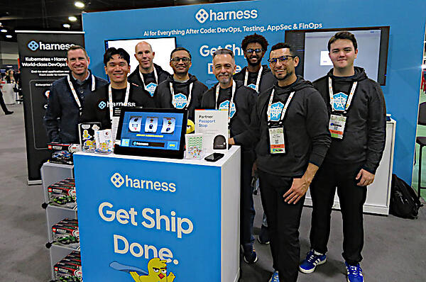 Harnessブースで記念撮影