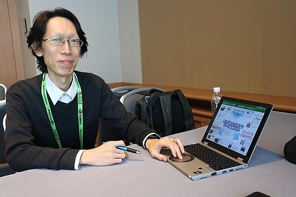 インタビューに応える小川教授