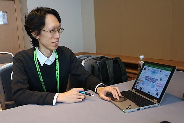 インタビューに応える小川教授