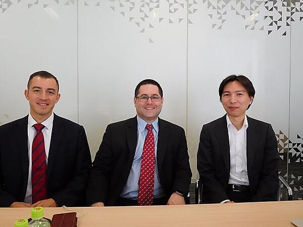 左よりAP&Japan営業担当ジェームス・カッパダイス氏、ギル・シュナーソン氏、VMwareのチーフエヴァンジェリスト桂島 航氏