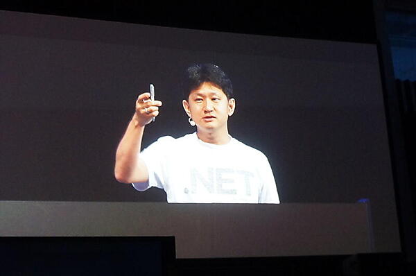 Inkでペン操作する日本マイクロソフトの高橋忍氏