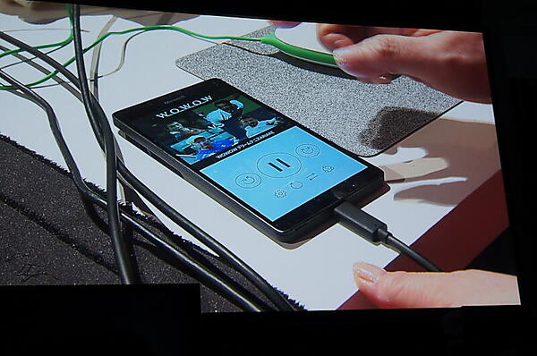 外部ディスプレイとWindows Phoneの画面に、同時に違う形式で表示される