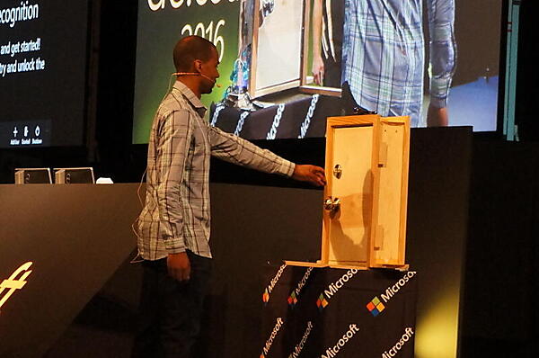 人の顔を画像認識して開錠する「Windows IoT Facial Recognition Door」の実演