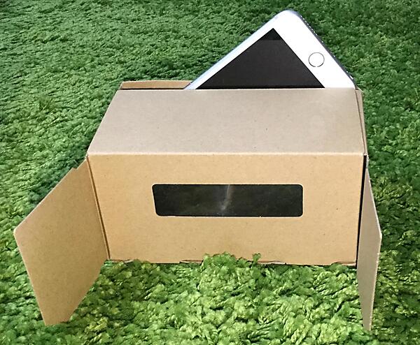 VR体験中はスマホのズレや落下に注意！