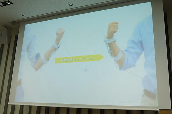 生体信号計測と筋電気刺激を組み合わせ、身体の動きをほかの人に伝えて、同じ動作をさせる