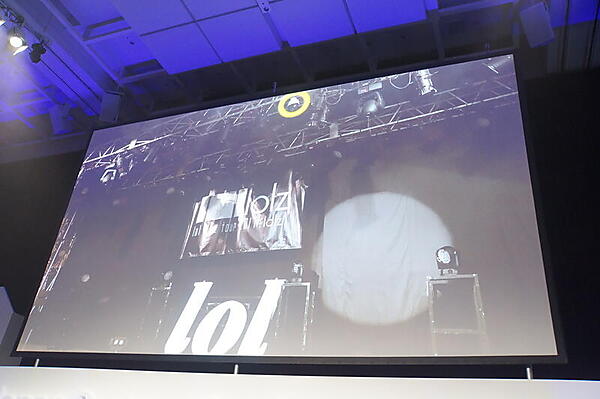 黄色で囲んだ部分がステージから客席を映すカメラ