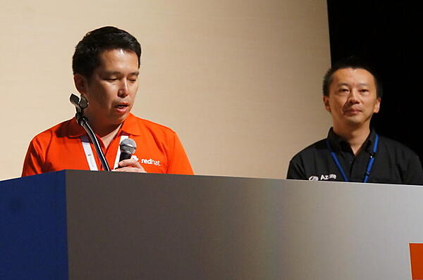 レッドハットの佐藤郁朗氏（クラウドパートナー営業部 チームリード シニアパートナーアカウントマネージャー）と日本マイクロソフトの新井真一郎氏（クラウド＆エンタープライズビジネス本部 OSS戦略担当部長）