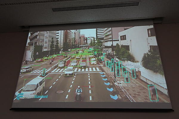 iPhoneで撮影した映像からSCORERで自動車や自転車、人を認識