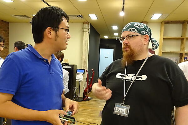 各自の作品を手にPimoroniのBeech氏と会話