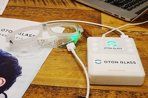 メガネに内蔵したカメラに写った文字情報を読み上げるOTON GLASS