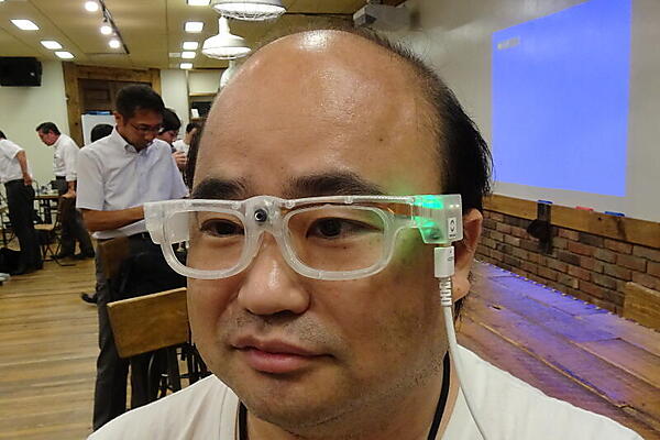 OTON GLASSを装着したところ（モデルは筆者の知人）