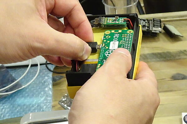 かわりにRaspberry Pi Zeroが入っている