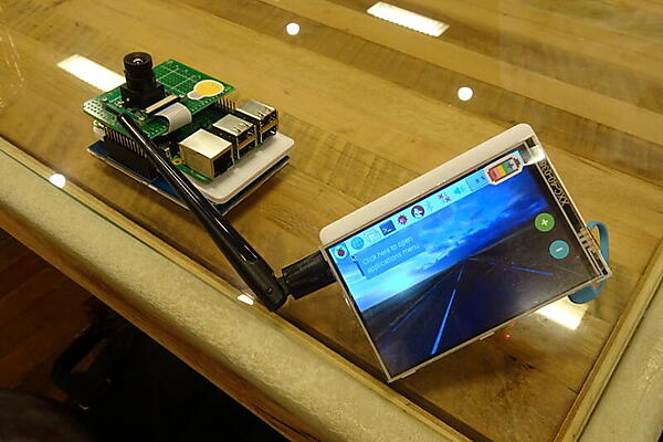 レンズを基盤に付けたカメラ風Raspberry Piと、Raspi 2を分解した薄型のもの