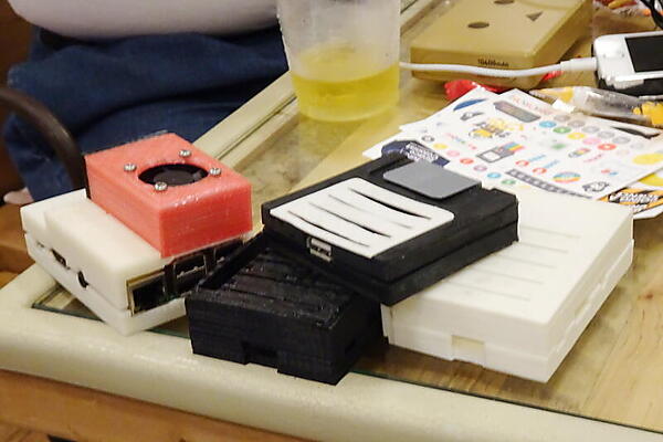 クラシックパソコン風やフロッピーディスク風のRaspberry Piケース