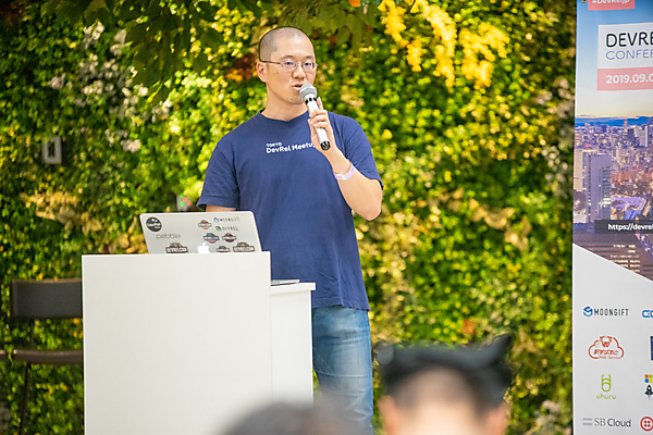 登壇している例