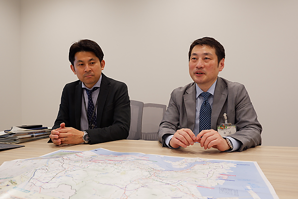 (右)北九州市 産業経済局 企業立地支援部 企業立地支援課 IT産業誘致担当課長 中川茂俊氏、(左)同IT産業誘致係長 春本 武士氏