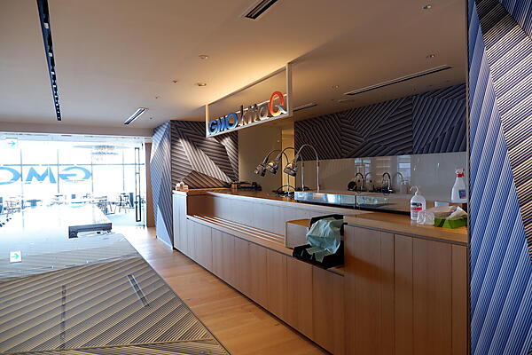 併設されたキッチン。大きな窓からはJR小倉駅周辺が一望できる