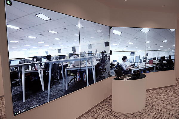 渋谷の本社とは大きなパネル(通称「どこでもドア」)で繋がっており、お互いの様子を見ながら仕事をしている