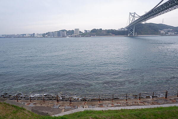 関門海峡を挟んで、こちら側が北九州市、橋の向こうは下関市。想像よりも近い!
