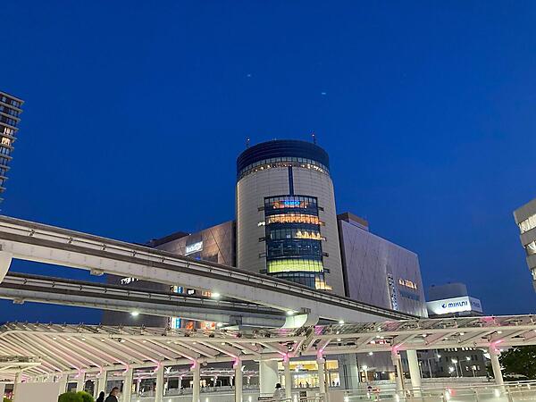 小倉駅から見た夜のセントシティ。GMOインターネットのネオンが夜の街を明るく照らしている