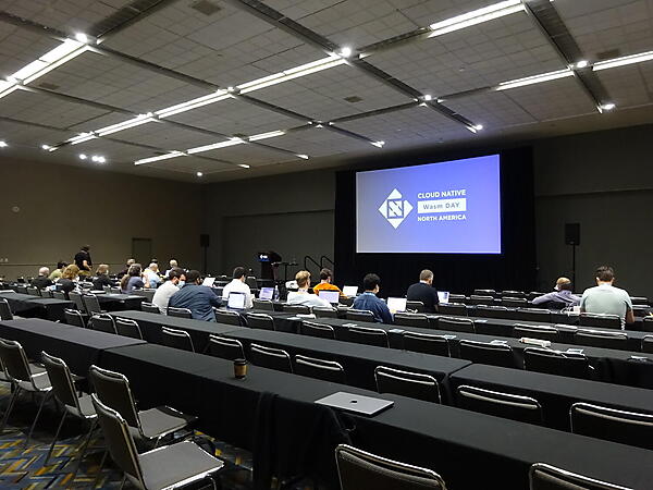 Wasm Dayの会場。撮影したのが朝一番のためかまだ参加者が少な目