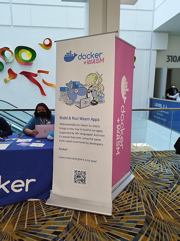 会場のカンファレンスルームの前に置かれていたDockerのバナー