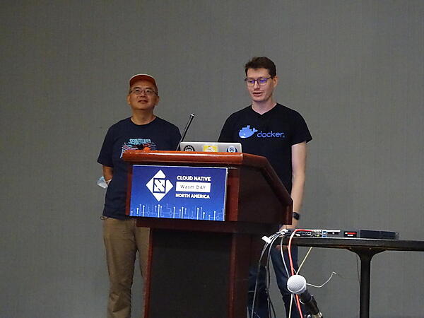 セッションを行うSecond StateのMichael Yuan氏(左)とDockerのChris Crone氏(右)