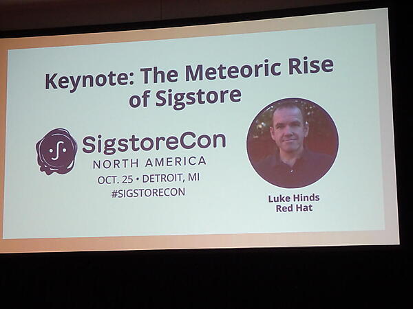 キーノートに登壇したのはRed HatのLuke Hinds氏