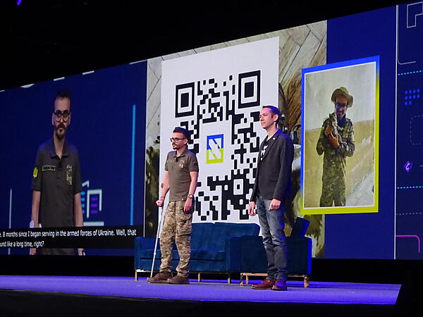 ウクライナ支援を訴えるIhor Dvoretskyi氏(左)