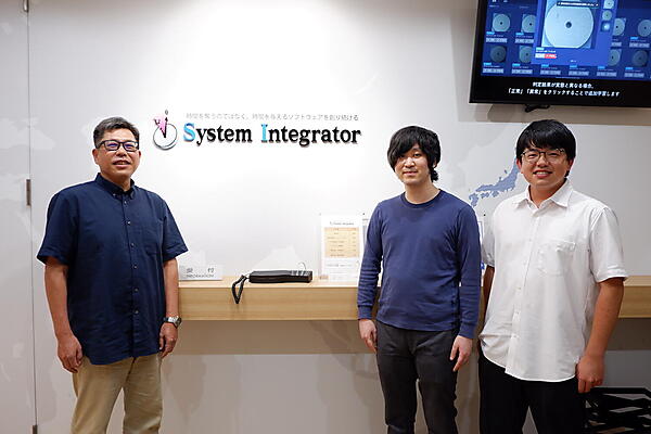 問題作成から開発、運営まで、すべて3名でこなす少数精鋭のスペシャルチームだ