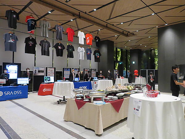 Zabbixが制作したTシャツが掲げられたカンファレンス会場