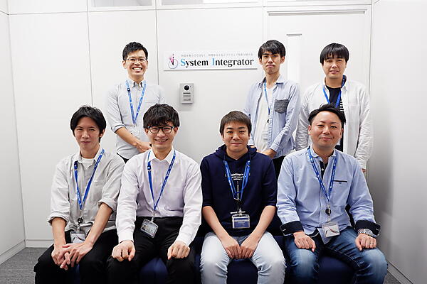 取材後に福岡支社所属メンバーの集合写真を撮影。写真からもメンバー同士の雰囲気の良さが伝わってくる