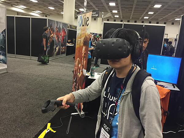 HTC Vive のデモ体験に興ずる筆者