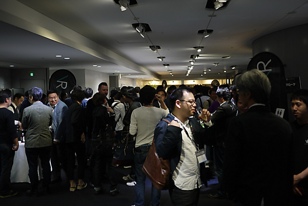懇親会の様子。多くのVR関係者、VRに関心のある人々で盛り上がった