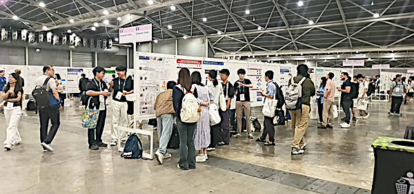 コンピュータービジョンに関するポスターを掲載するエリア。大賑わいである