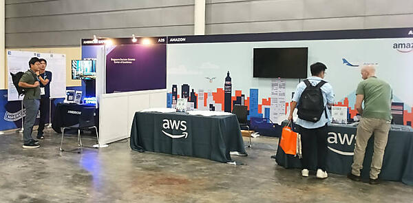 AWSと隣のAmerican Expressのブースはやる気を見せているが結果はどうだろう？